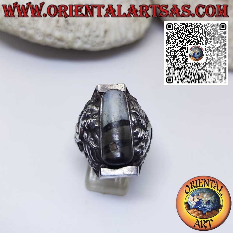Anello in argento con un antico Dzi Tibetano e drago in rilievo sui lati