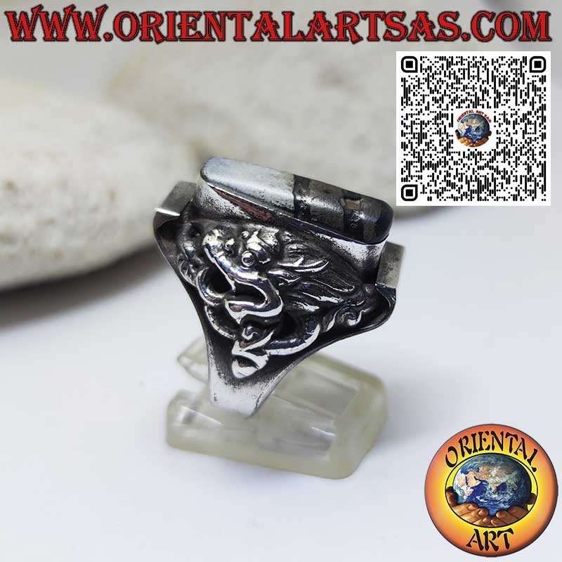 Anello in argento con un antico Dzi Tibetano e drago in rilievo sui lati