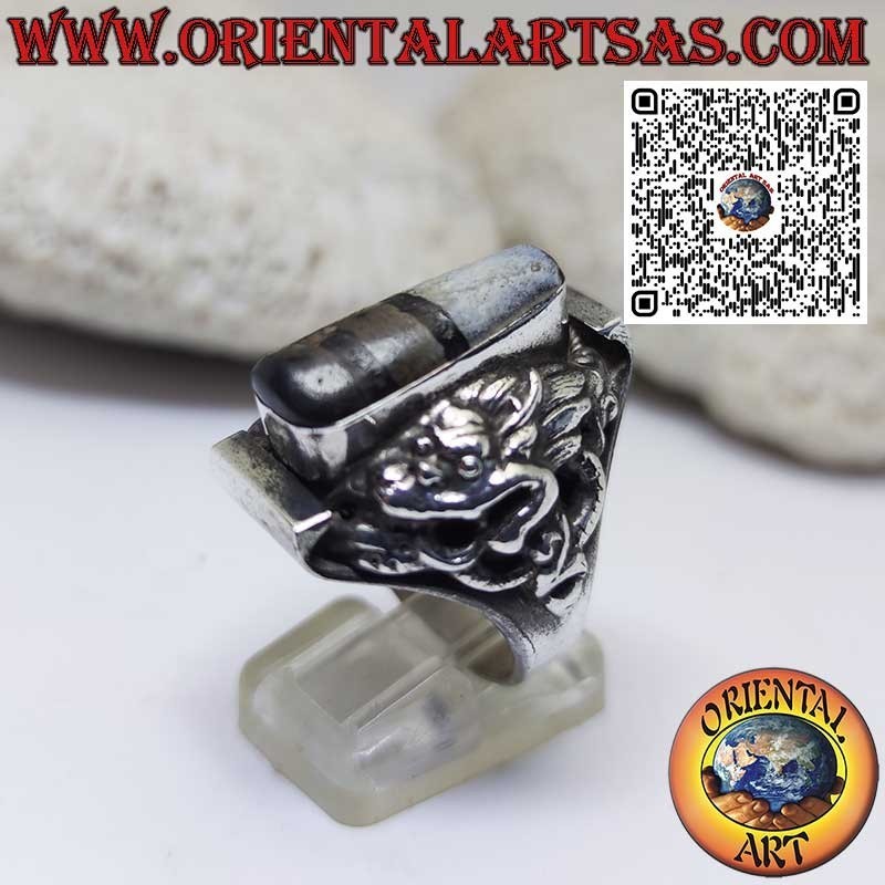 Bague en argent avec un ancien Dzi tibétain et un dragon en relief sur les côtés