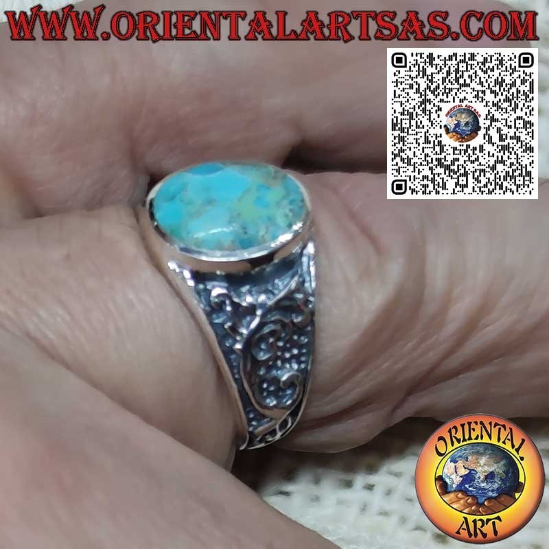 Anillo de plata con turquesa natural de Arizona ovalada y decoración floral en los laterales