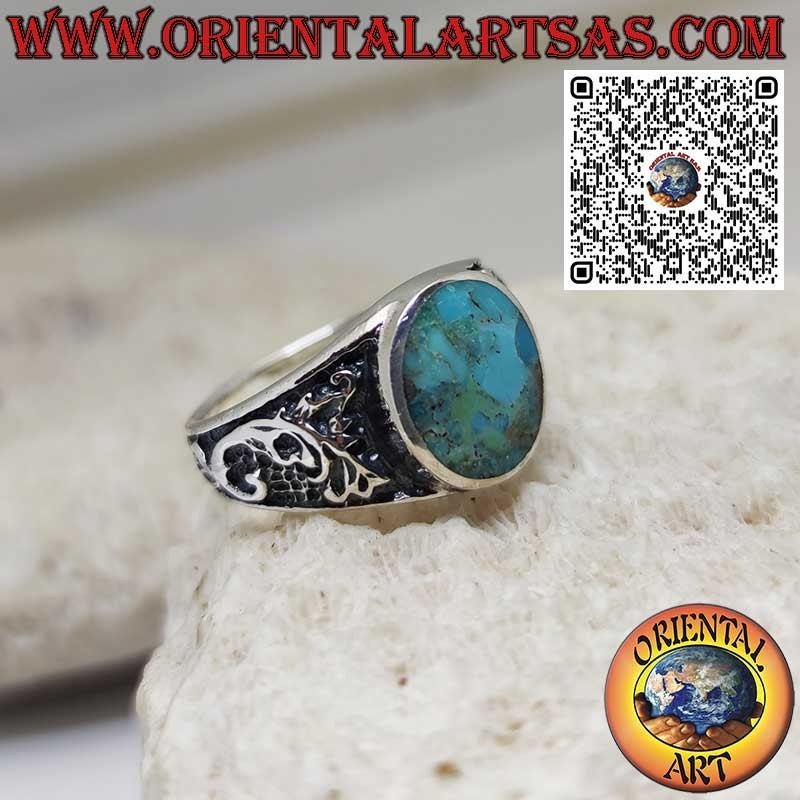 Anillo de plata con turquesa natural de Arizona ovalada y decoración floral en los laterales