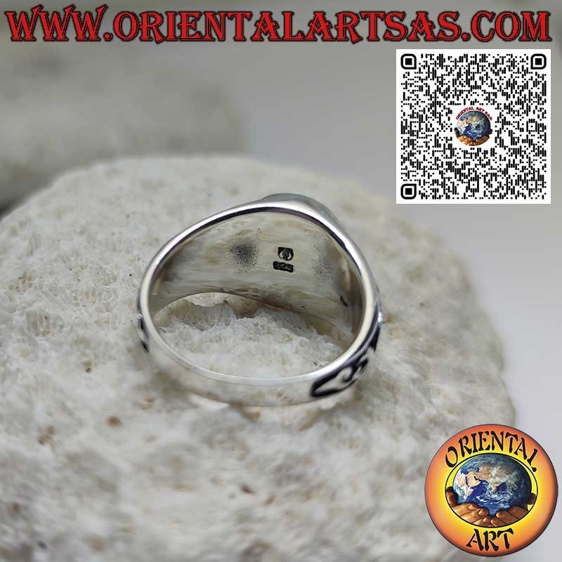 Anillo de plata con turquesa natural de Arizona ovalada y decoración floral en los laterales