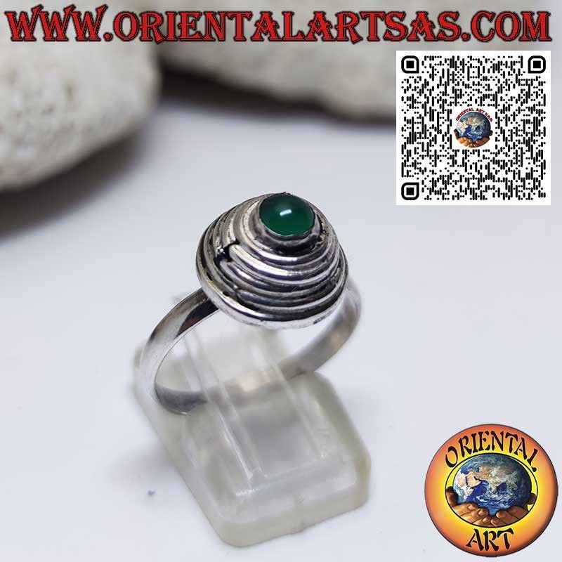 Anello argento con spirale a cono sormontata da un agata verde tonda