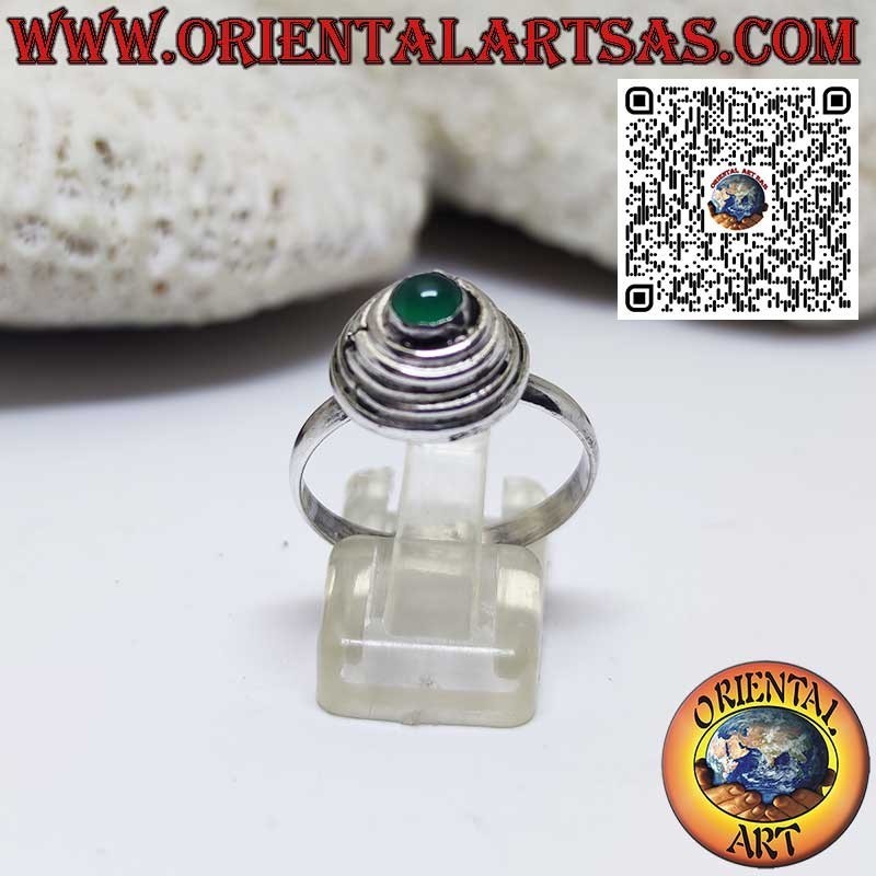 Anillo de plata con espiral cónica rematada por una ágata verde redonda.