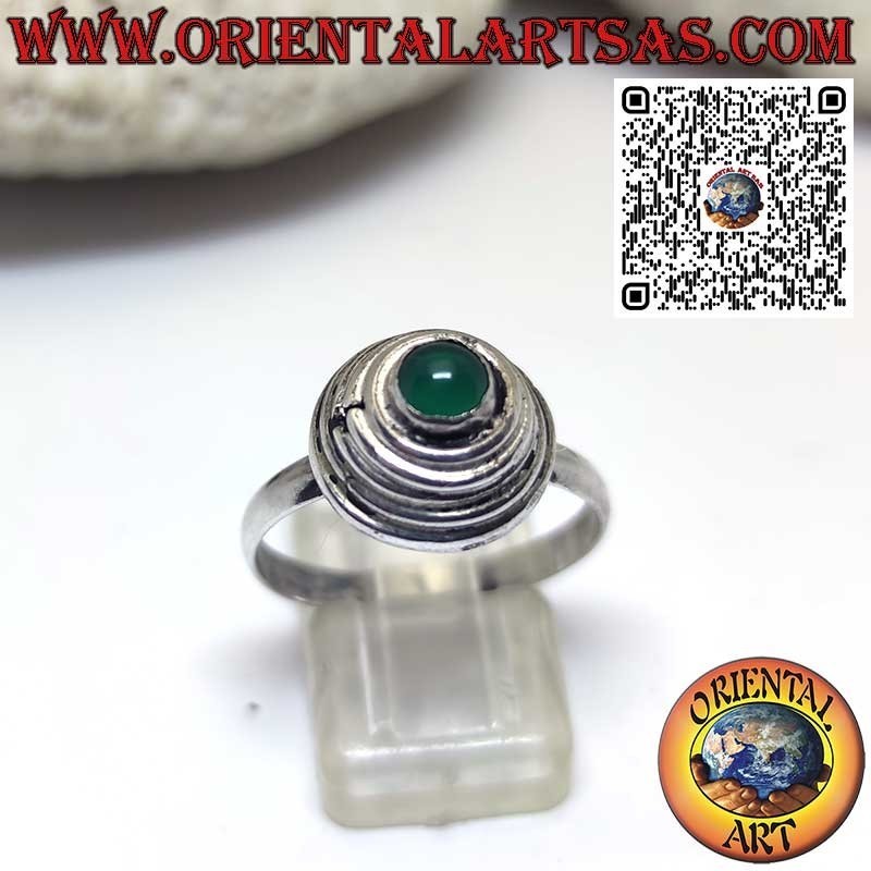 Anello argento con spirale a cono sormontata da un agata verde tonda
