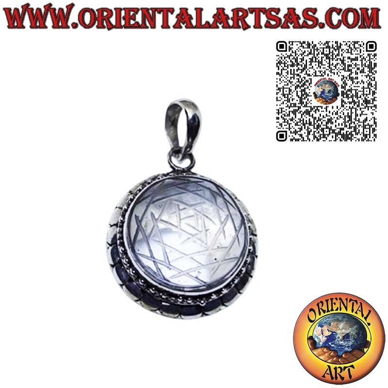 Colgante de plata, Sri Yantra grabado en cristal de roca con borde tachonado