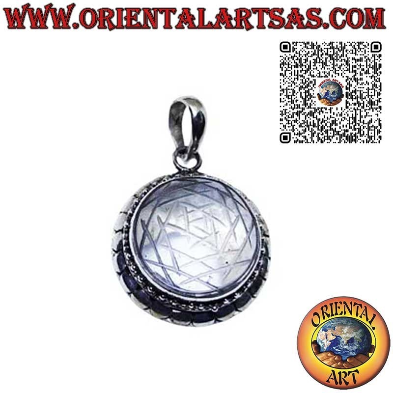 Pendentif en argent, Sri Yantra gravé dans le cristal de roche avec le bord clouté