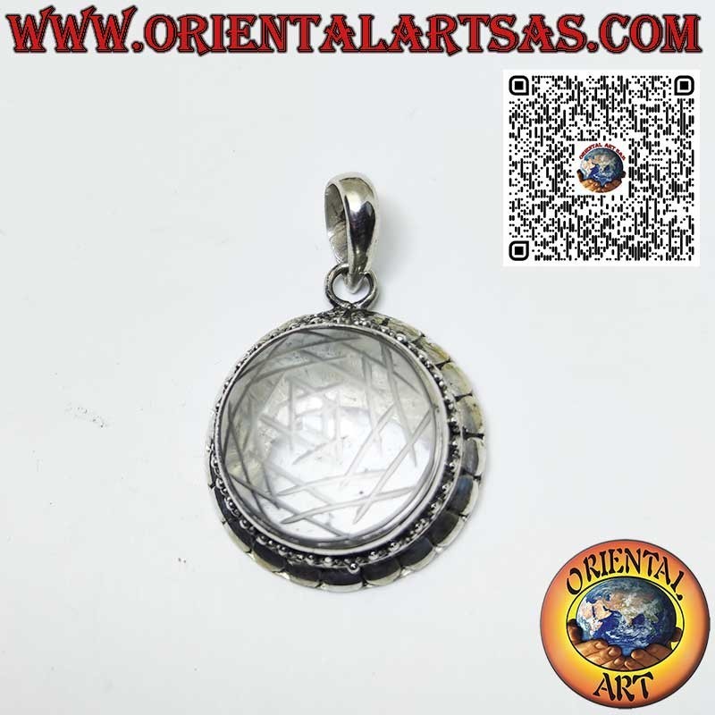 Colgante de plata, Sri Yantra grabado en cristal de roca con borde tachonado