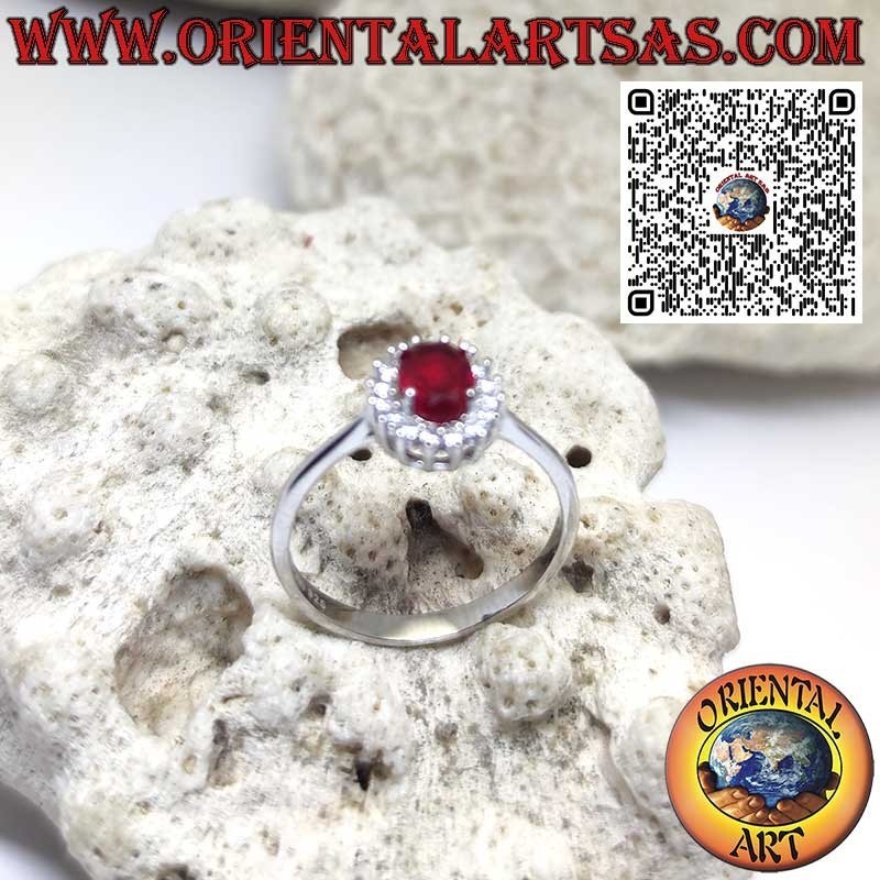Anello in argento con granato ovale incastonato contornato da zirconi