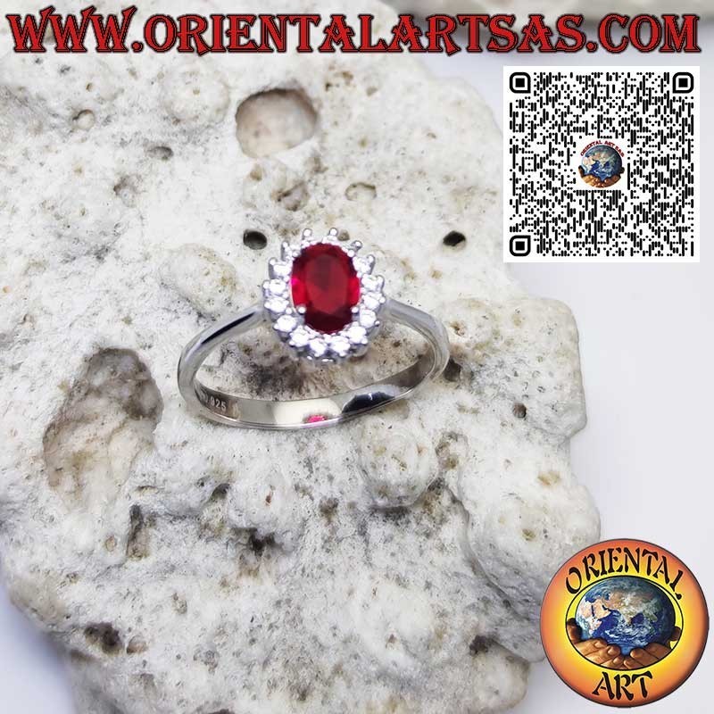 Anello in argento con granato ovale incastonato contornato da zirconi