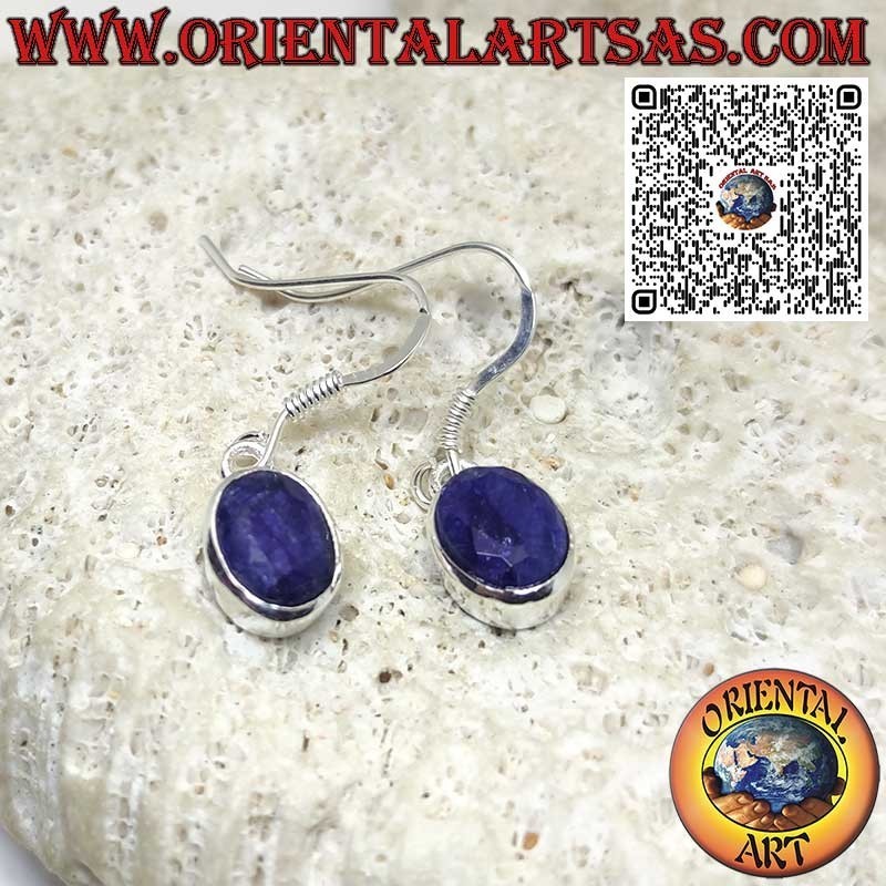 Pendientes colgantes de plata con zafiros naturales ovalados y borde liso.