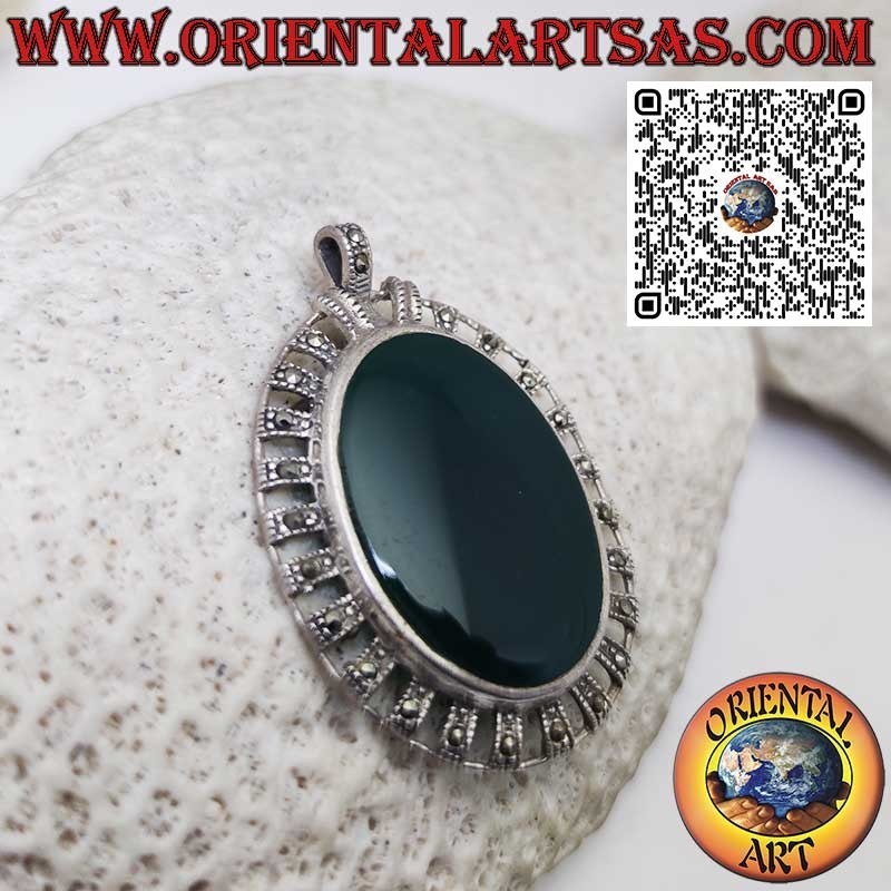 Colgante de plata con ágata lanzadera verde en engaste liso