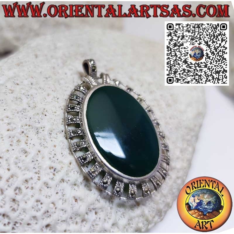 Silver pendant with green shuttle agate on smooth setting