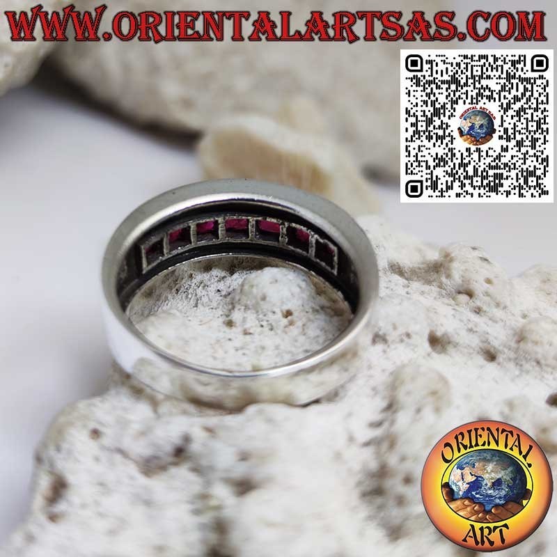Bague en argent rhodié avec une rangée de grenats carrés