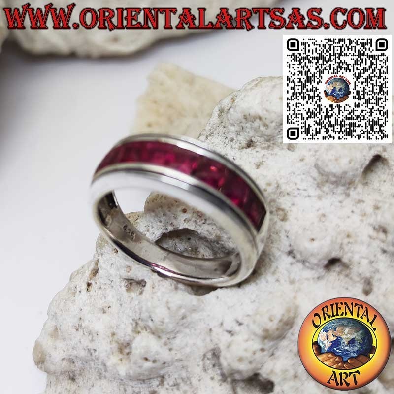 Anillo de banda de plata rodiada con una hilera de granates cuadrados.