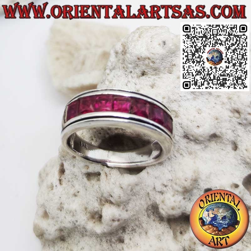 Bague en argent rhodié avec une rangée de grenats carrés