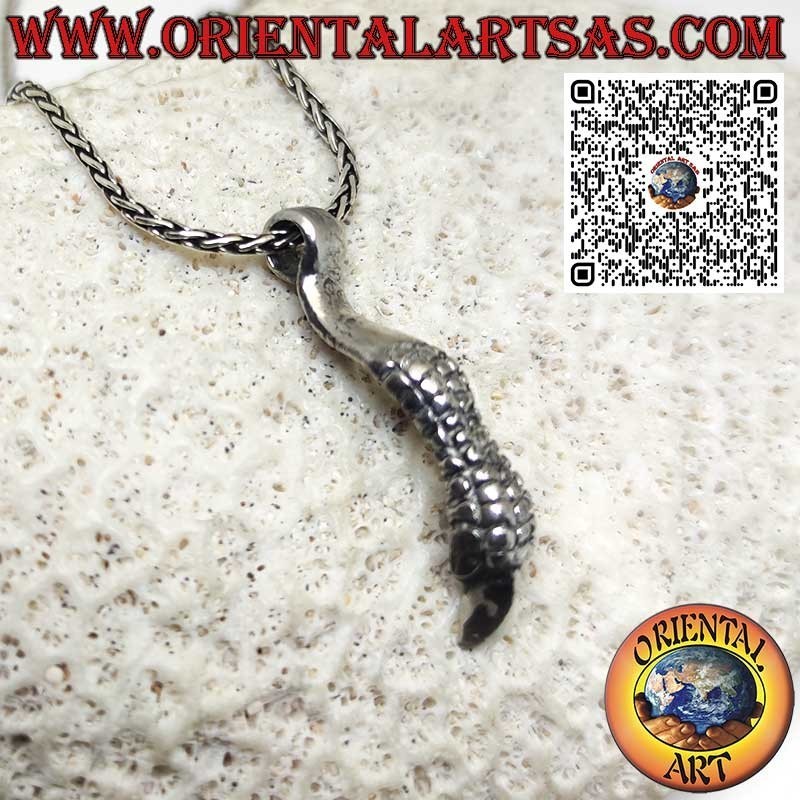 Colgante de plata con garra de águila dorada hecho a mano