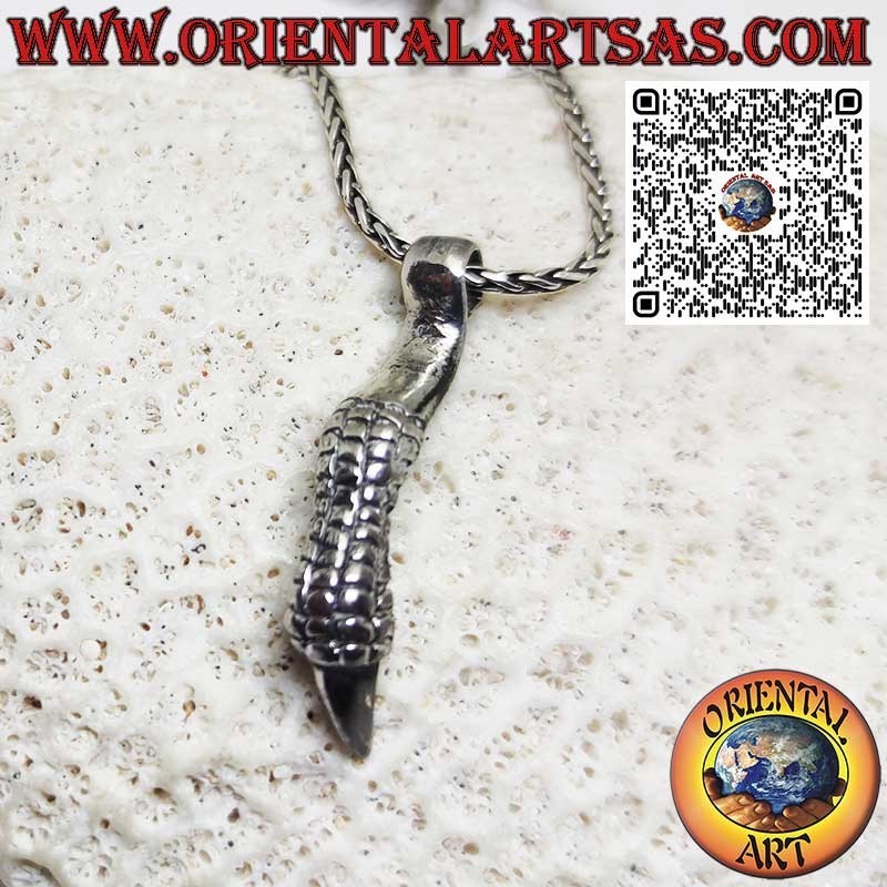 Colgante de plata con garra de águila dorada hecho a mano