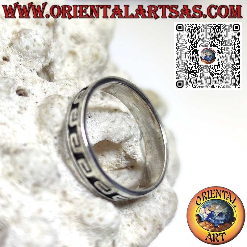 Anello in argento a fascia da 5 mm con greca scavata a bassorilievo