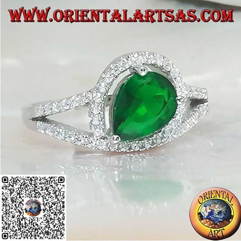 Anillo de plata con esmeralda cruzada sintética engastada con circonitas.