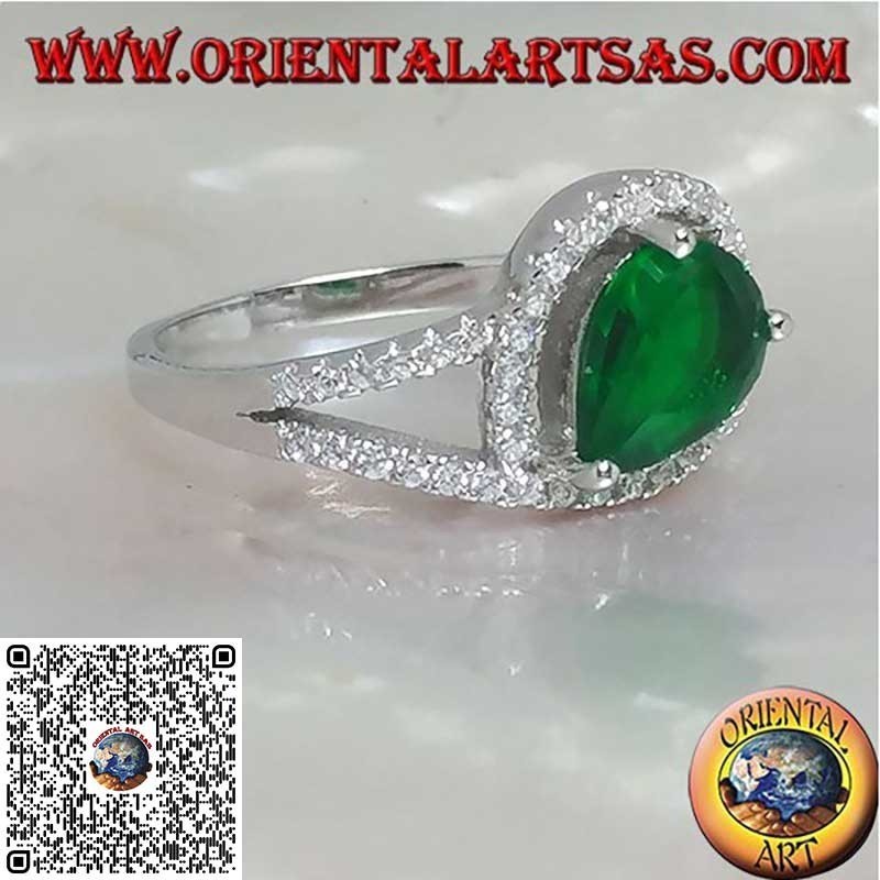 Anello in argento con smeraldo sintetico a goccia trasversale incastonato contornato da zirconi