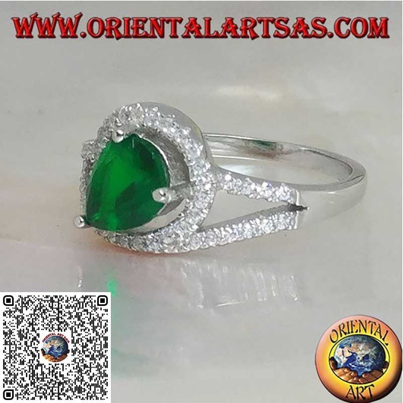 Bague en argent avec émeraude en forme de croix synthétique entourée de zircons
