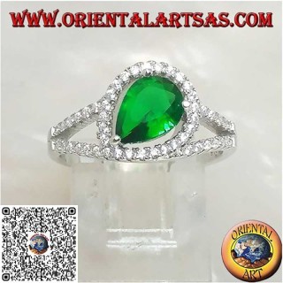 Anello in argento con smeraldo sintetico a goccia trasversale incastonato contornato da zirconi