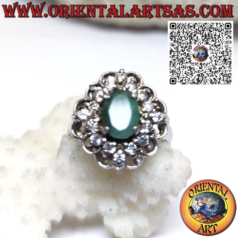 Anillo de plata con esmeralda natural ovalada rodeada de un círculo y circonitas.
