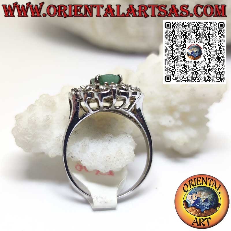 Bague en argent avec émeraude ovale naturelle entourée d'un cercle et de zircons