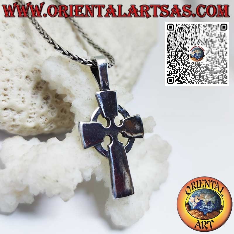 Ciondolo Croce celtica classica liscia realizzata in argento 925,