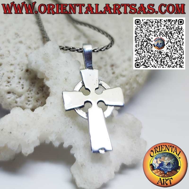 Ciondolo Croce celtica classica liscia realizzata in argento 925,