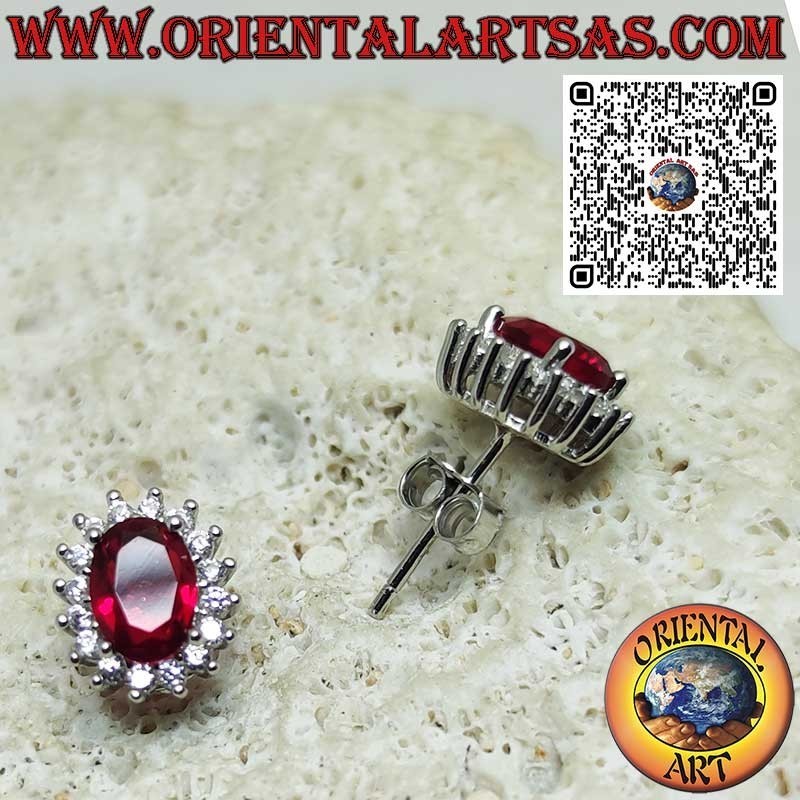 Boucles d'oreilles lobe en argent avec grenat ovale entouré de zircones. petit