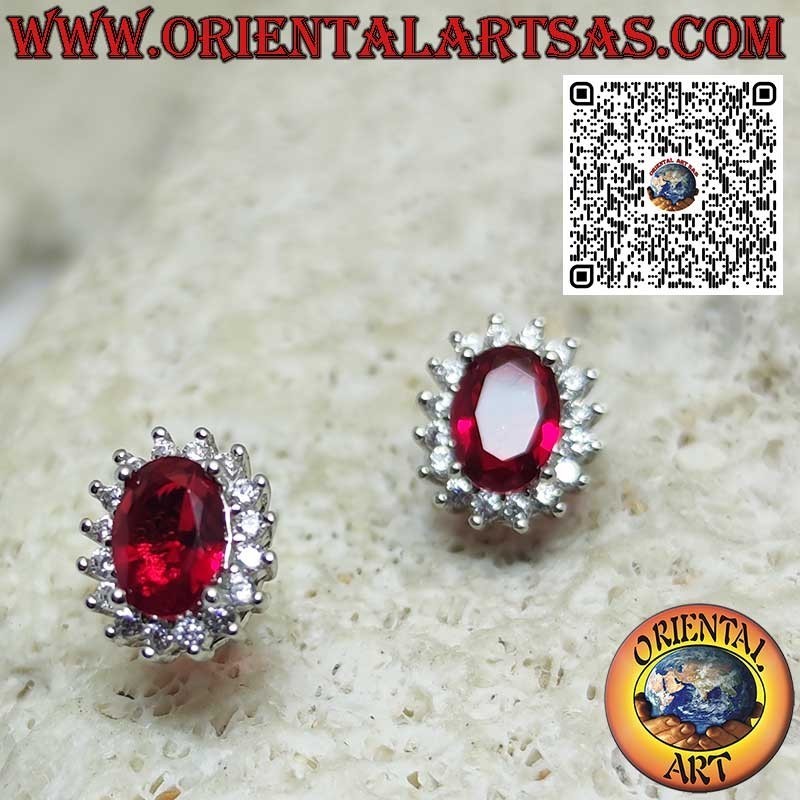 Boucles d'oreilles lobe en argent avec grenat ovale entouré de zircones. petit