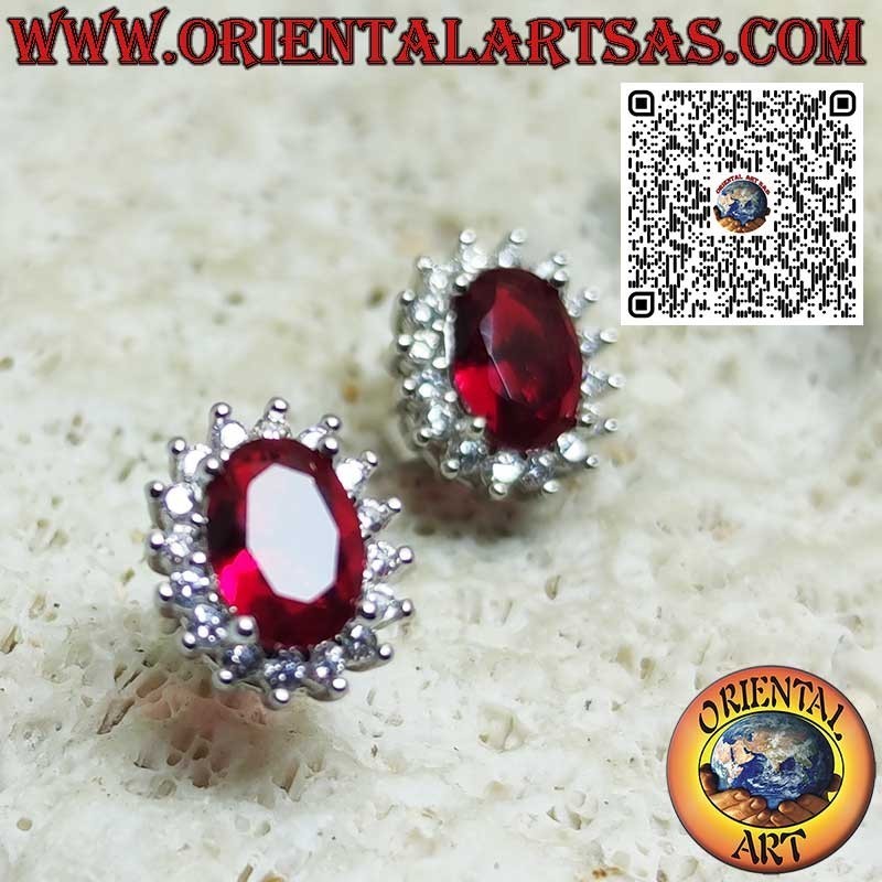 Silberne Ohrläppchenohrringe mit ovalem Granat, umgeben von Zirkonia. klein