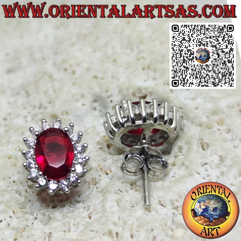 Boucles d'oreilles lobe en argent avec grenat ovale entouré de zircones. petit