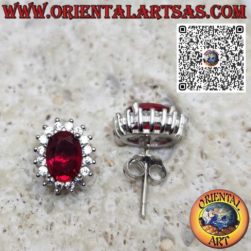 Pendientes de lóbulo de plata con granate ovalado rodeado de circonitas. pequeño