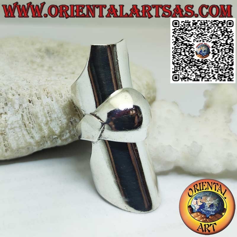Anillo de armadura medieval de plata maciza, sencillo y resistente.