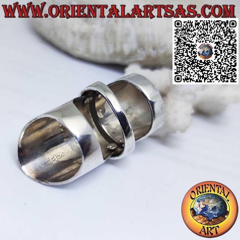 Anillo de armadura medieval de plata maciza, sencillo y resistente.