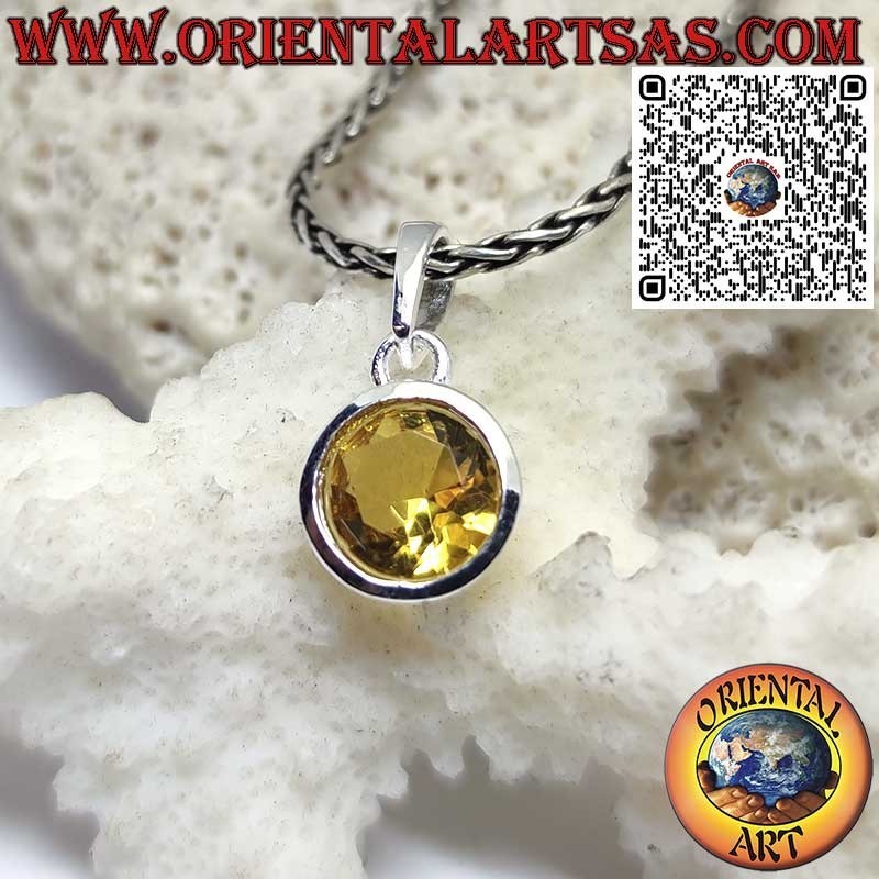 Colgante de plata con topacio amarillo redondo en engaste liso y sencillo.