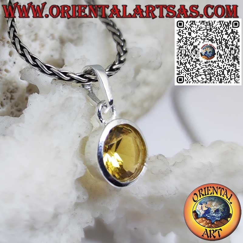 Colgante de plata con topacio amarillo redondo en engaste liso y sencillo.