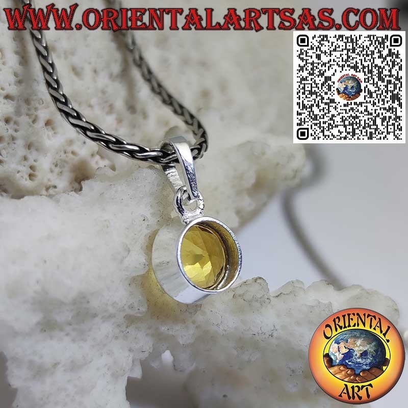 Colgante de plata con topacio amarillo redondo en engaste liso y sencillo.