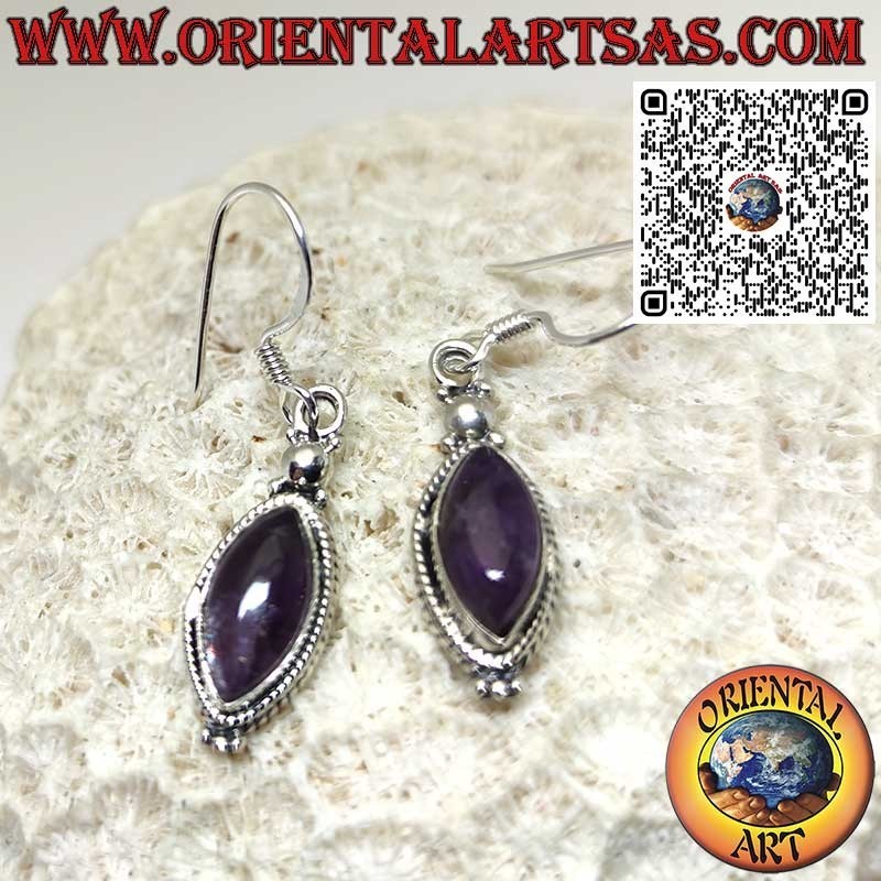 Silberohrringe mit einem Cabochon-Shuttle-Amethyst, umgeben von Geflecht