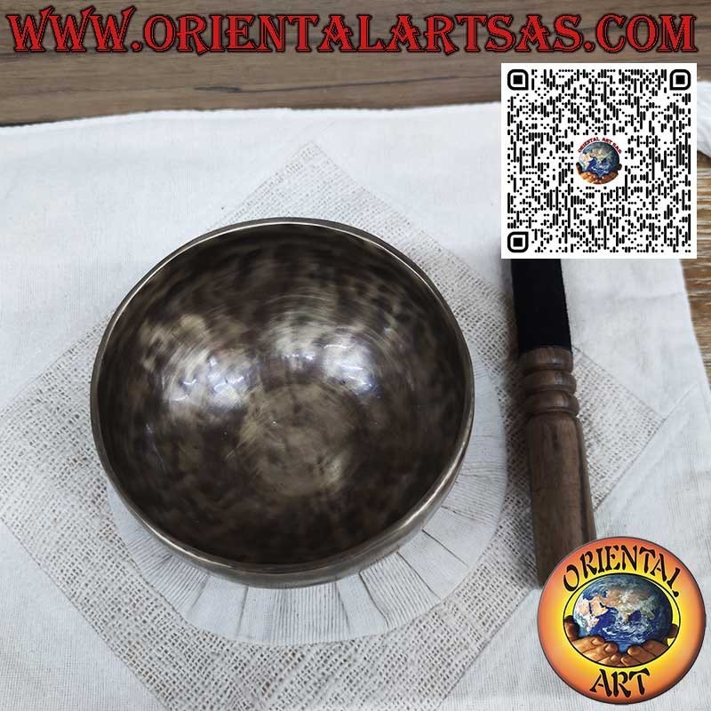 Tibetische Klangschale, 15 cm Ø, 329 Hz, Gewicht 675 g, komplett mit traditionellem Klöppel.