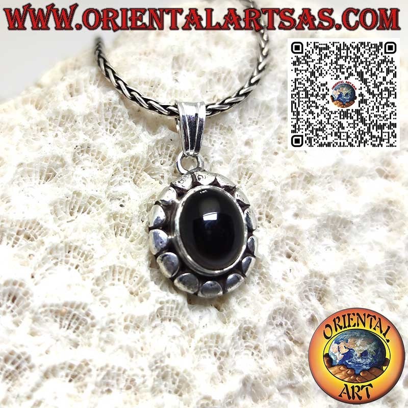 Silberanhänger mit natürlichem ovalem Onyx, umgeben von Zylindern