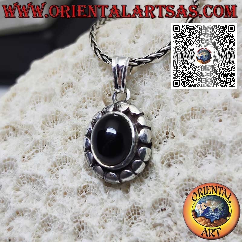 Colgante de plata con ónix ovalado natural rodeado de cilindros