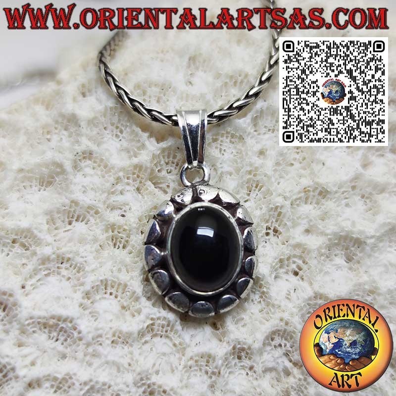 Colgante de plata con ónix ovalado natural rodeado de cilindros
