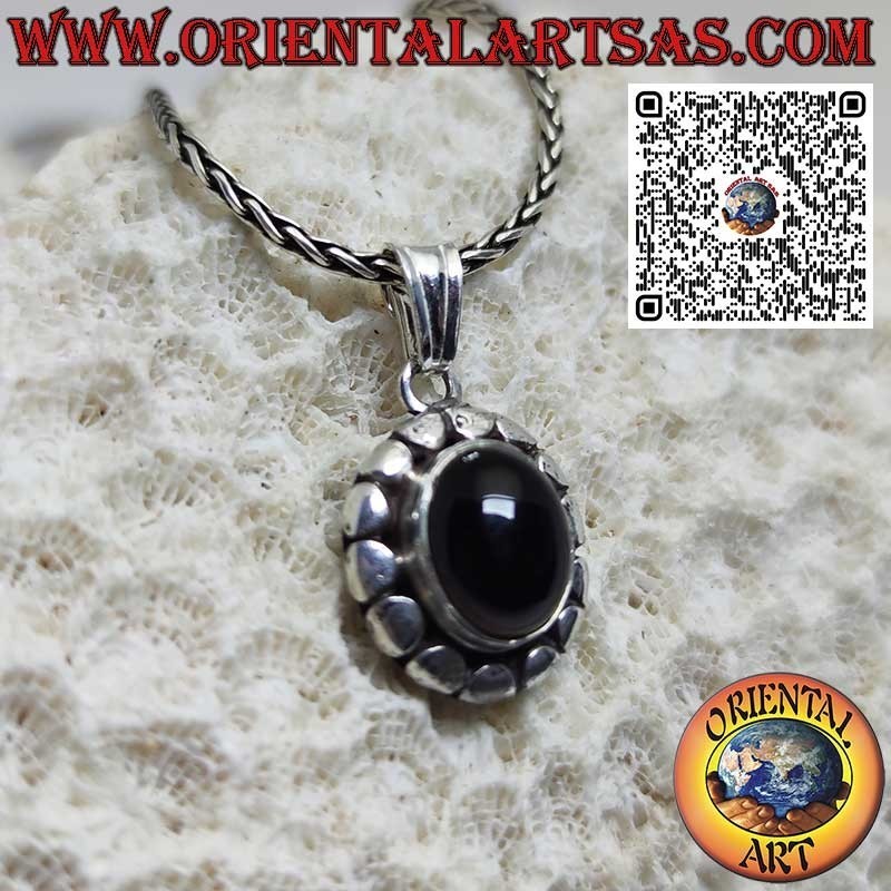 Colgante de plata con ónix ovalado natural rodeado de cilindros