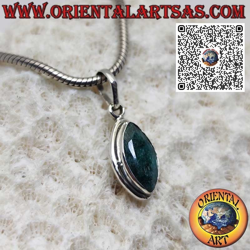 Pendentif en argent avec émeraude naturelle taillée en navette et bord lisse