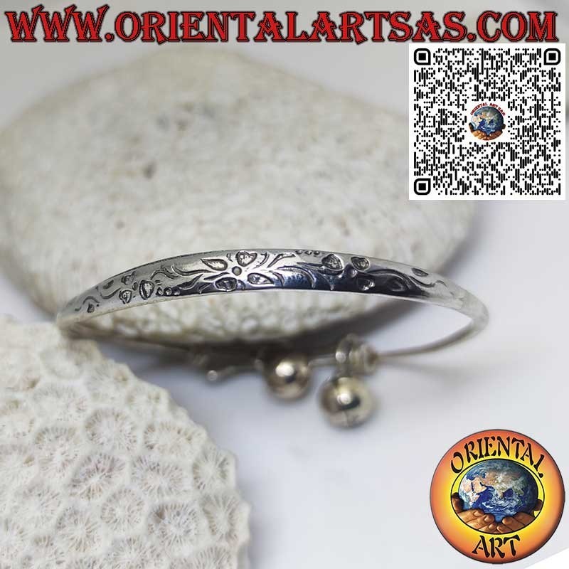 Bracelet rigide en argent avec gravures, fait à la main et avec des grelots