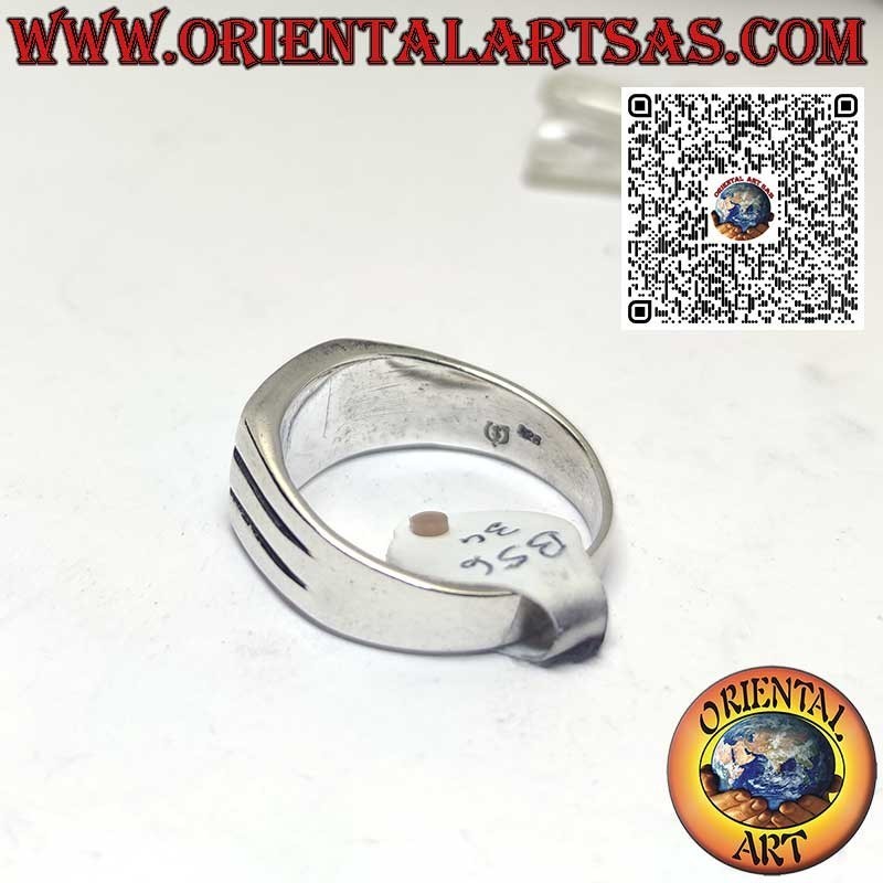 Anillo de plata con turquesa rasante rectangular y dos líneas horizontales grabadas en los laterales